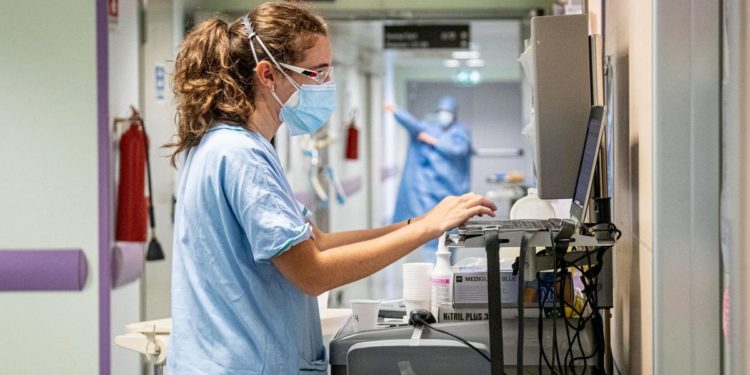 Covid Italia, si ferma la discesa dei ricoveri