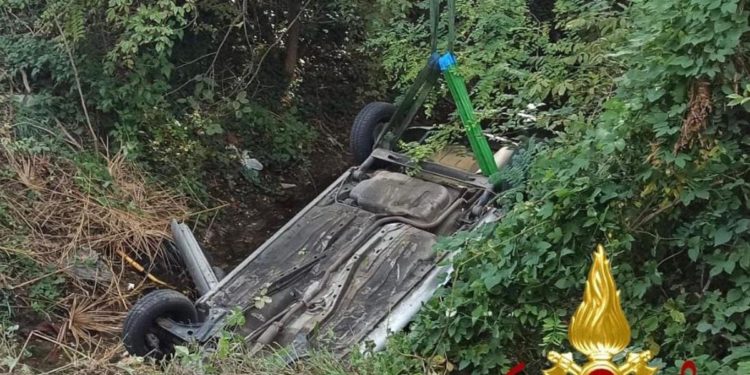 Milano, 91enne trovata morta nell’auto in un canale di irrigazione