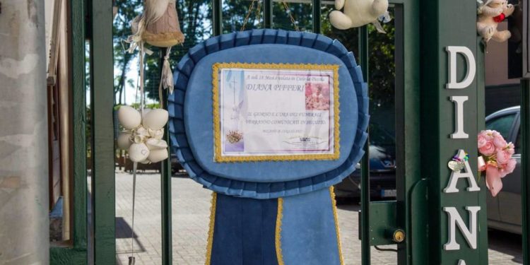 Milano, bimba morta di stenti: madre in tribunale