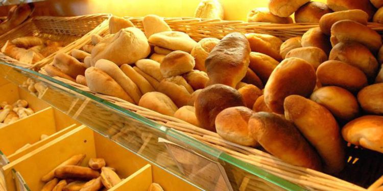 Torino, vermi nel panino: denunciato panettiere