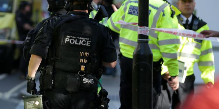 Elisabetta, accoltellati due poliziotti a Londra
