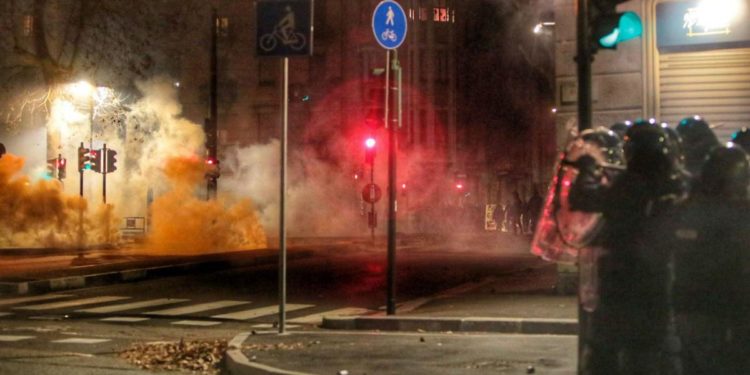 Elezioni, contestazioni centri sociali: in un libro la mappa delle ‘violenze rosse’ in Italia