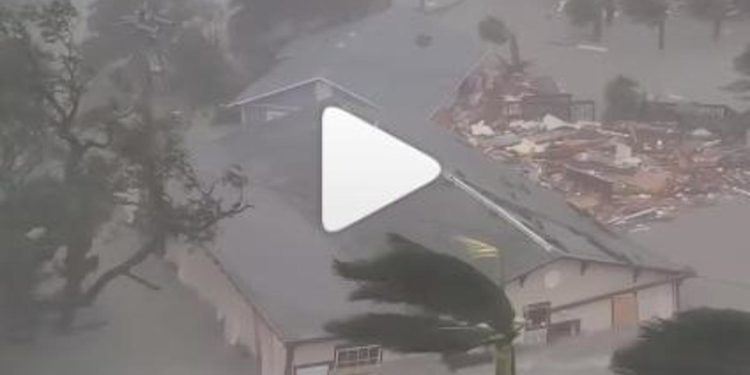 Uragano Ian in Florida, acqua trascina via case – Video