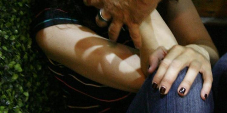 Abusi, costringeva minorenne figlia di amici ad atti sessuali: denunciato