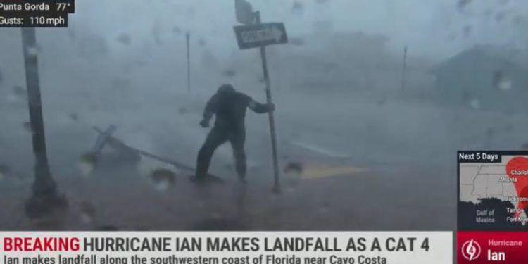 Uragano Ian in Florida, giornalista (quasi) vola via – Video