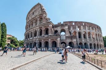 Colosseo, verso richiesta processo per turista che incise il suo nome