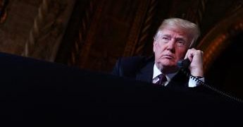 Mazze da golf e pugnale da 24mila dollari, i regali ‘nascosti’ da Trump