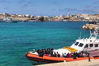 Sbarchi continui a Lampedusa, parroco: “Isola stanca e delusa ma continua ad aiutare”