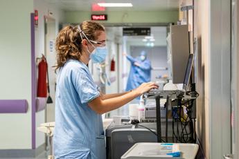 Tumori, De Laurentiis (Pascale Napoli): “Terapia cancro seno ulteriore passo in avanti”