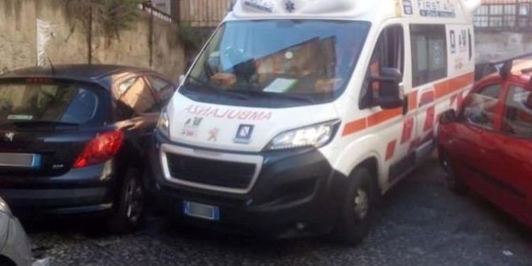 Napoli, ambulanza bloccata da auto in sosta selvaggia: muore una donna
