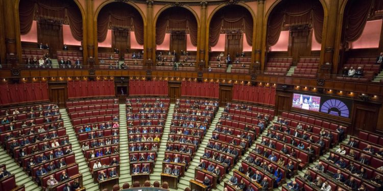 Camera e Senato, ira social contro ‘banchi vuoti’: “Ma c’è taglio eletti…”