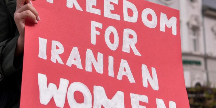 Iran, rifiuta di cantare inno: 16enne picchiata a morte in classe