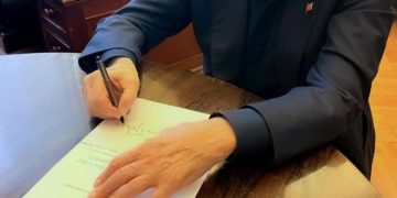 Berlusconi torna al Senato e sdogana ingresso senza cravatta