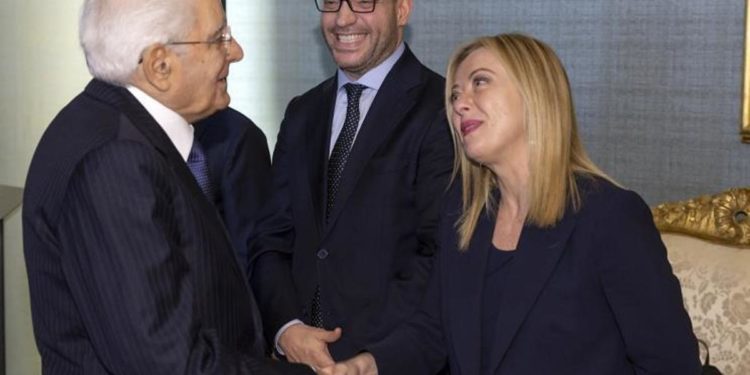 Alert Mattarella sul Covid: “Il peggio è passato ma non cantiamo vittoria”