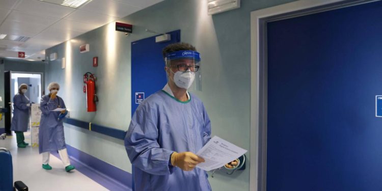 Covid oggi Italia, rallenta curva ricoveri: report Fiaso