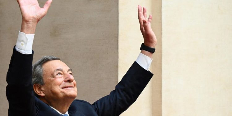 Governo, Draghi lascia Chigi: applausi per il premier uscente