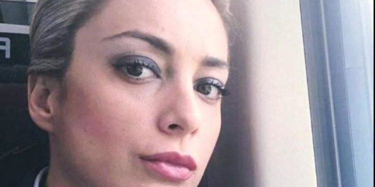 FI, il look ‘conservativo’ della Fascina divide i social: “Elegante”, “Ma è Halloween?”