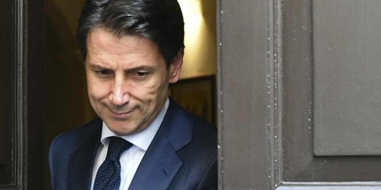 Tetto contanti a 10mila euro, Conte: “Tornano mazzette e valigette con nero”