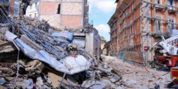 Terremoto, familiari vittime L’Aquila: “E’ una beffa”