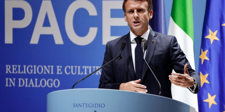 Ucraina, Macron: “Pace possibile è quella che Kiev deciderà”