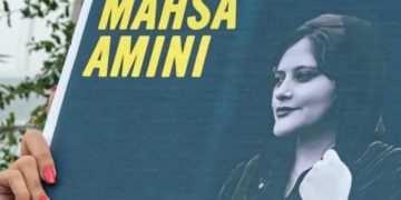 Iran, proteste per Mahsa: studentesse si tolgono hijab a scuola