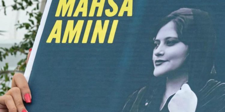 Iran, proteste per Mahsa: studentesse si tolgono hijab a scuola