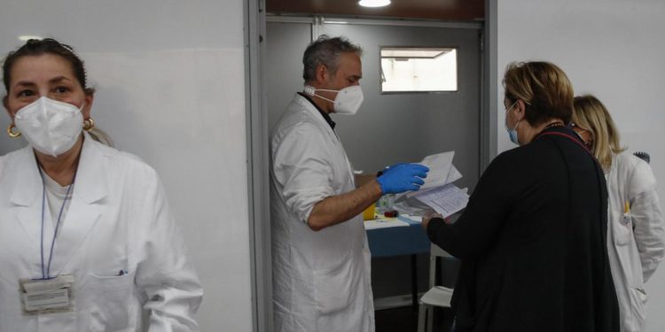 Covid, Campania conferma obbligo mascherine in ospedali e Rsa