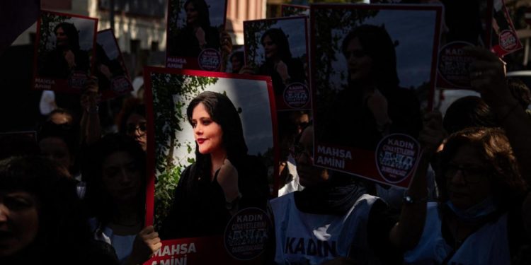Mahsa Amini, autopsia a Teheran: “Non è morta per percosse”