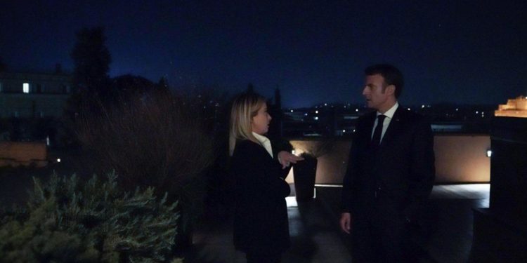 Governo, incontro informale Meloni-Macron: “Intesa su grandi sfide Ue”