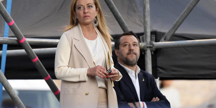 Camera, striscione anti Fontana: la reazione di Salvini e Meloni