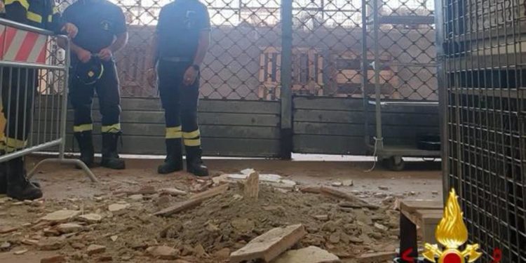 Roma, crolla parte di solaio al Mercato dei Fiori