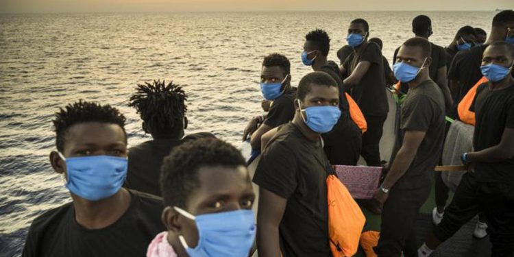 Migranti, oltre 900 in salvo su navi ong: “Così abbiamo visto morire gli altri”