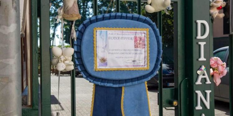 Bimba morta di stenti, sopralluogo in casa. Dal carcere la madre chiede foto di Diana