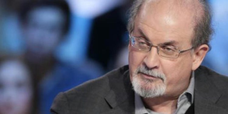 Salman Rushdie ha perso un occhio e l’uso di una mano