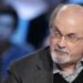 Salman Rushdie ha perso un occhio e l’uso di una mano