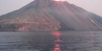 Stromboli, eruzione oggi all’alba: allerta arancione
