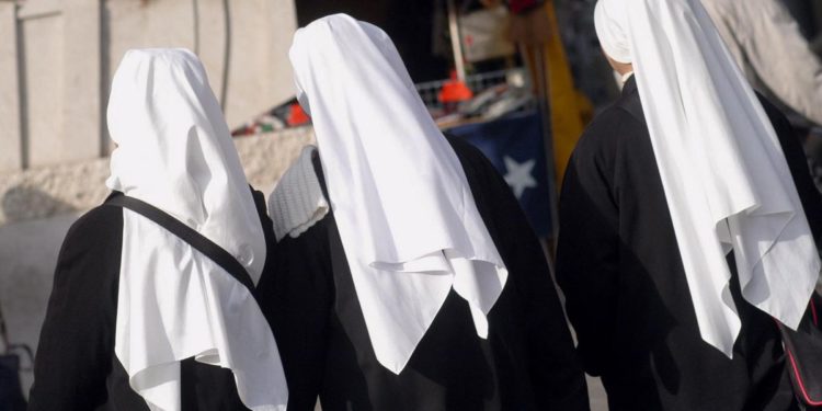 Suore youtuber, religiose di tutto il mondo a scuola di social network