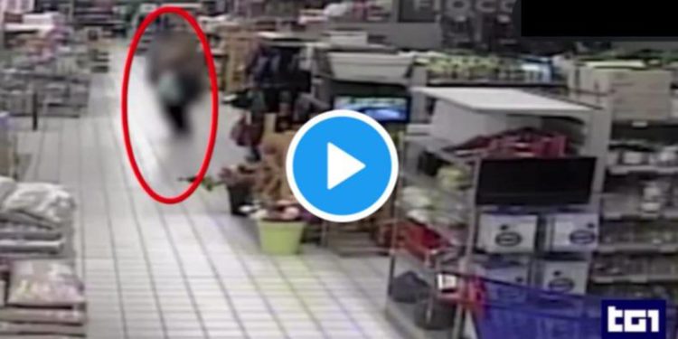 Assago, il video dell’attacco al centro commerciale