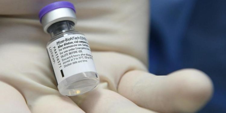 Vaccino Covid, Ema: mestruazioni abbondanti in avvertenze Pfizer e Moderna