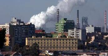 Ex Ilva Taranto, continua mobilitazione operai: occupata statale 106