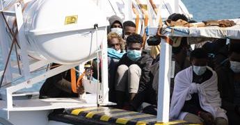 Migranti, bozza dl: confisca navi e multe fino a 50mila euro