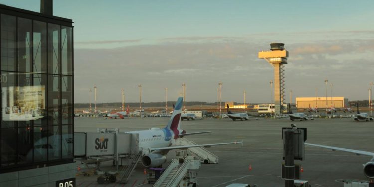 Germania, attivisti clima bloccano aeroporto Berlino: voli sospesi