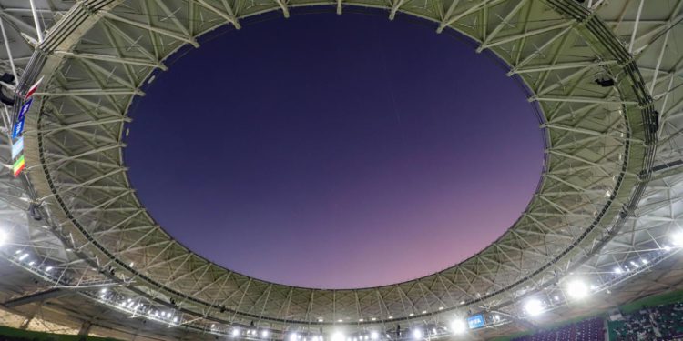 Qatar 2022, migliaia di operai immigrati in condizioni insalubri