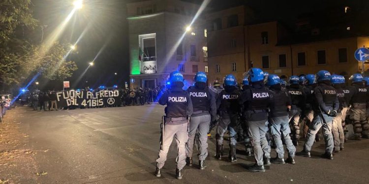 Roma, anarchici bloccano Lungotevere