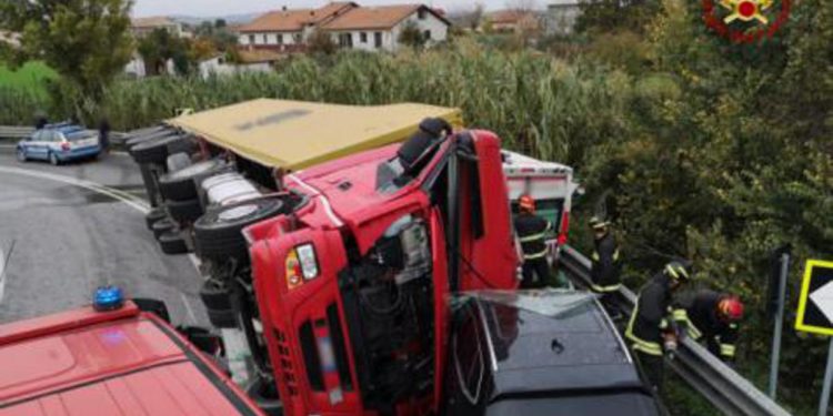 Ancona, tir schiaccia ambulanza: due morti