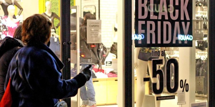 Black Friday, italiani anticipano regali Natale: l’indagine