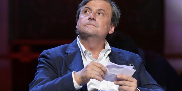 Migranti, Calenda: “Salvini irresponsabile e pericoloso, qualcuno lo fermi”