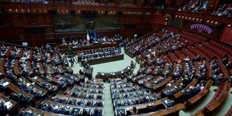 Camera, allattare in Aula ora si può
