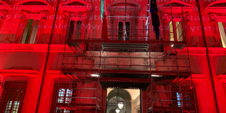 P.Chigi si illumina di rosso: sulla facciata i nomi delle donne vittime di femminicidio