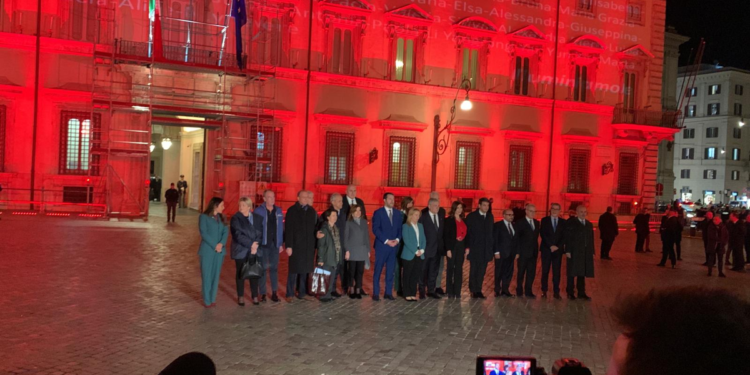 Da Meloni e ministri l’omaggio a nomi vittime femminicidio che illuminano Palazzo Chigi